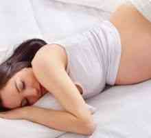 Kako spite v času nosečnosti? Pravilna drža za spanje