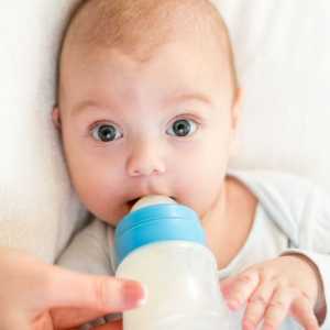 Kolcanje ali regurgitacija pri dojenčkih po hranjenju: Povzroča