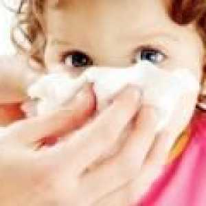 Izcedek iz nosu, brez vročine pri otroku, kot za zdravljenje?